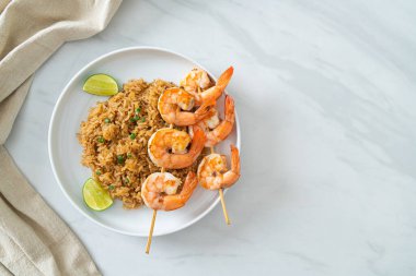 Kızarmış pirinç ve karides şişi.