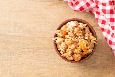 Kurutulmuş karides ya da kase içinde kurutulmuş tuzlanmış karides.