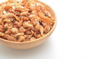 Beyaz arka planda izole edilmiş kurutulmuş karides veya kurutulmuş tuzlu karides.