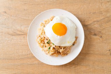 Japon usulü kızarmış pilav ve kızarmış yumurta. Asya usulü.