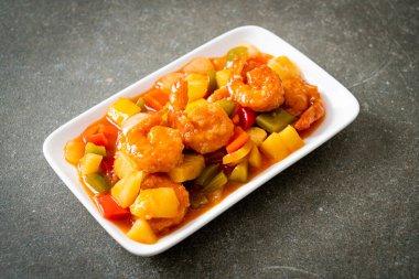 Kızarmış tatlı ve ekşi, tabakta karides, Asya usulü.