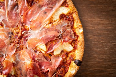 İtalyan usulü jambonlu ya da jambonlu pizza.