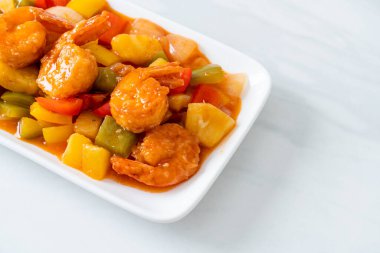 Kızarmış tatlı ve ekşi, tabakta karides, Asya usulü.