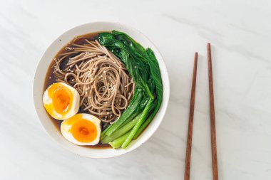 Yumurta ve sebzeli ramen eriştesi. Vejetaryen ya da vejetaryen yemek tarzı.