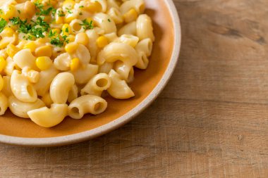 Tabakta krem peynirli makarna.