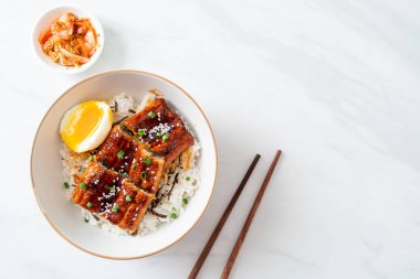 Yılan balığı pirinç kasesi veya unagi pirinç kasesi - Japon yemek tarzı.