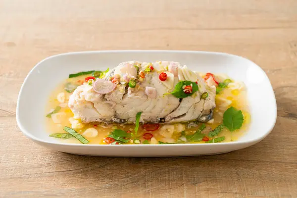 Buğulanmış deniz levreği fileto bifteği ve şifalı ot.