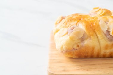 Tahtada nefis taro ekmeği.