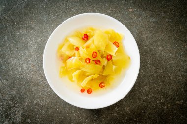 Baharatlı salata turşusu lahana ya da susam yağlı kereviz Asya yemeği tarzı.