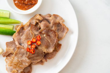 Asya usulü ızgara domuz boynu dilimlenmiş.