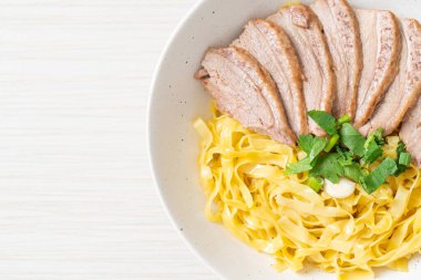 Beyaz kasede kurutulmuş ördek eriştesi. Asya usulü.