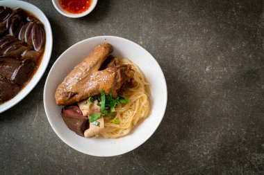 Beyaz kasede pişmiş ördekle kurutulmuş şehriye. Asya usulü.