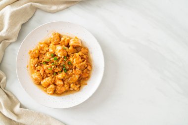 Kızarmış karides, sarımsak ve karides ezmesi.