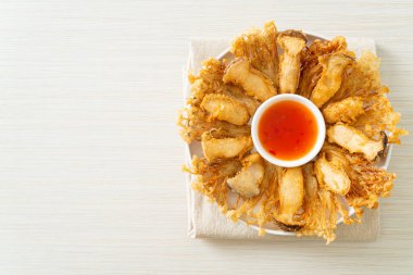 Kızarmış Enoki mantarı ve baharatlı soslu istiridye mantarı. Vejetaryen yemek tarzı.