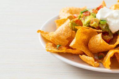 Meksika nachos tortilla cipsi jalapeno, guacamole, domates sosu ve sos.