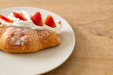 Çilekli ve taze kremalı kruvasan.