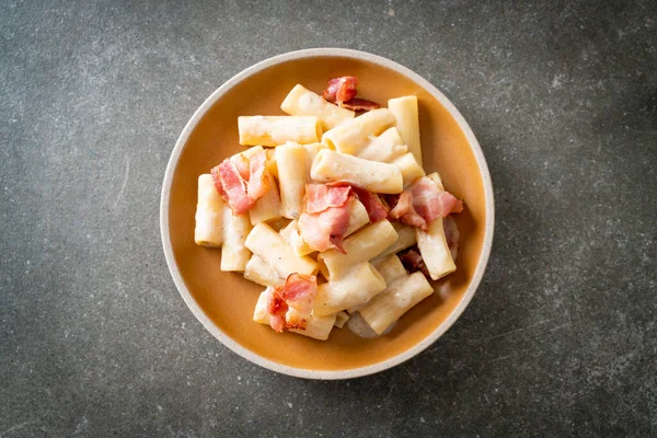 Beyaz soslu ve pastırmalı ev yapımı spagetti rigatoni makarna. İtalyan usulü.