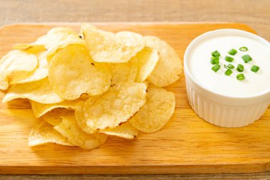 Ekşi krema soslu patates cipsi.