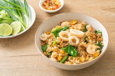 Kalamarlı ya da ahtapotlu pilav. Kalamar, yumurta ve lahana ile kızartılmış pirinç.