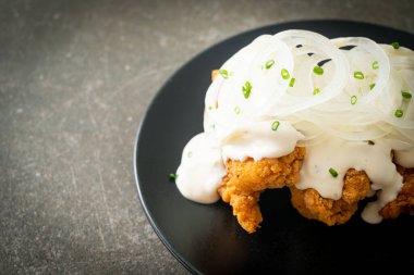 Kore usulü kremalı soğan soslu kar soğanı tavuğu ya da kızarmış tavuk.