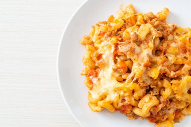 İtalyan usulü peynirli ev yapımı fırında makarna.