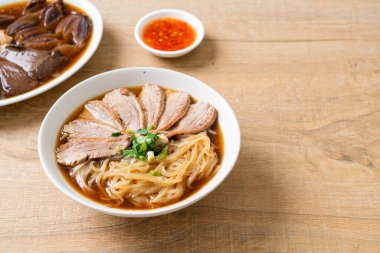 Ördek çorbalı ördek eriştesi. Asya usulü.