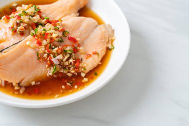 Yuzu Ponzu soslu haşlanmış alabalık veya somon balığı.