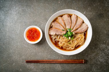 Ördek çorbalı ördek eriştesi. Asya usulü.