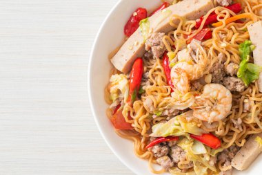 Asya usulü baharatlı erişte salatası, Tayland usulü.