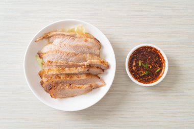 Tayland usulü ızgara domuz budu soslu Tayland yemeği.