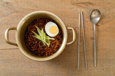 Kore fasulye soslu Anında Erişte salatalık ve haşlanmış yumurta (Jajangmyeon veya Jjajangmyeon) - Kore yemek tarzı