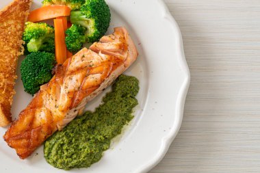 Pesto soslu ve sebzeli ızgara somon bifteği.