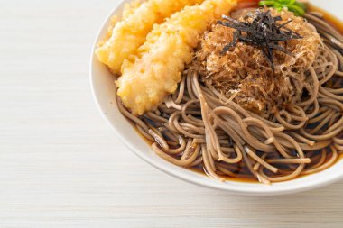 Japon eriştesi ve karides tempura - Asya yemeği tarzı.