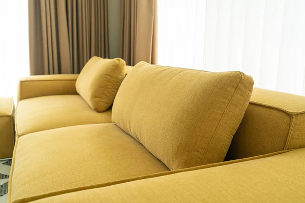 Leere Gelbe Stoff Sofa Dekoration Interieur Wohnzimmer Hause Stockbild