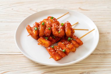 Kore usulü baharatlı soslu kızarmış Kore pirinç keki (Tteokbokki).