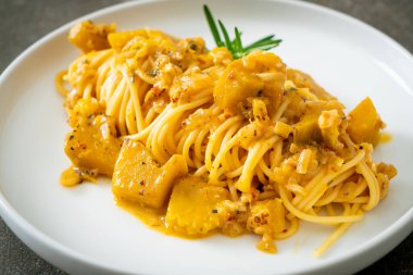 kabaklı spagetti makarna alfredo sosu - vegan ve vejetaryen yemek tarzı