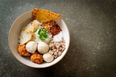 Balık köfteli ve karides köfteli baharatlı pirinç eriştesi. Asya usulü.