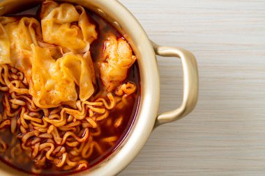 Kore usulü hamur köfteli erişte. Kore usulü.