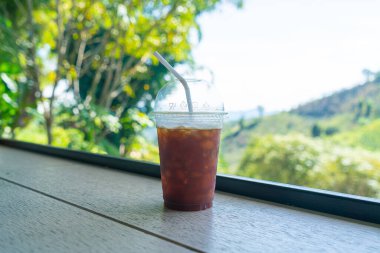 Dağ tepesi arka planında buzlu sade kahve.