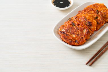 Kore kimçili krep veya Kimçijeon - Kızarmış yumurta, kimçi ve un - Kore geleneksel yemek tarzı