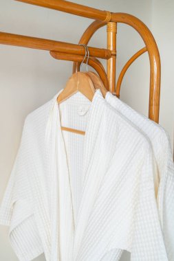 Banyoda asılı beyaz bornozu kapat.