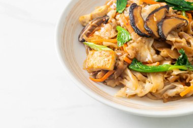 Tofu ve sebzeli kızarmış şehriye. Vejetaryen ve vejetaryen yemek tarzı.