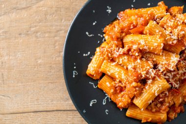 Peynirli bolonez rigatoni makarna - geleneksel İtalyan makarnası