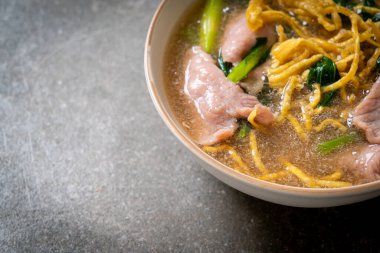 Soslu domuz etli çıtır erişte, Asya usulü.