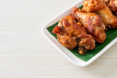 Balık soslu kızarmış tavuk budu.