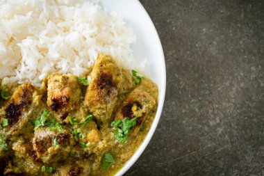 Yeşil körili Afgan tavuğu ya da Hariyali tikka tavuklu Hara masala - Asya usulü