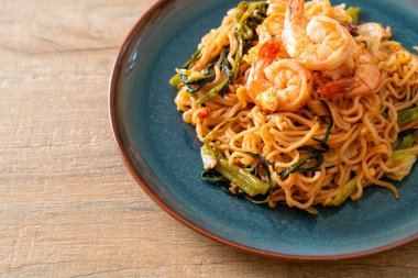 Karıştırılmış hazır erişteli sukiyaki, karidesli, Asya usulü.