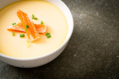 Yengeç sopasıyla haşlanmış yumurta ve taze soğan.