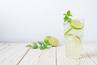 Naneli buzlu limonlu soda, ferahlatıcı içecek.