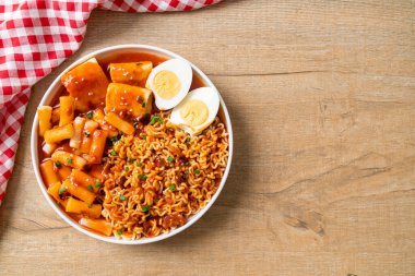 Kore usulü hazır erişte, pirinç keki, balık köftesi ve haşlanmış yumurta, Rabokki, Kore usulü.